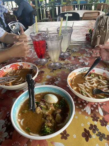 Laksa & Air Kelapa Muda Pak Din Simpang
