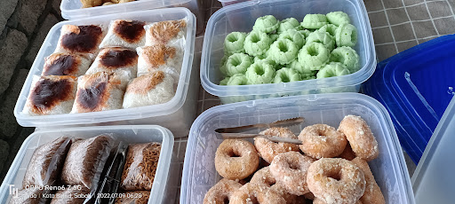 Gerai di bawah bambu